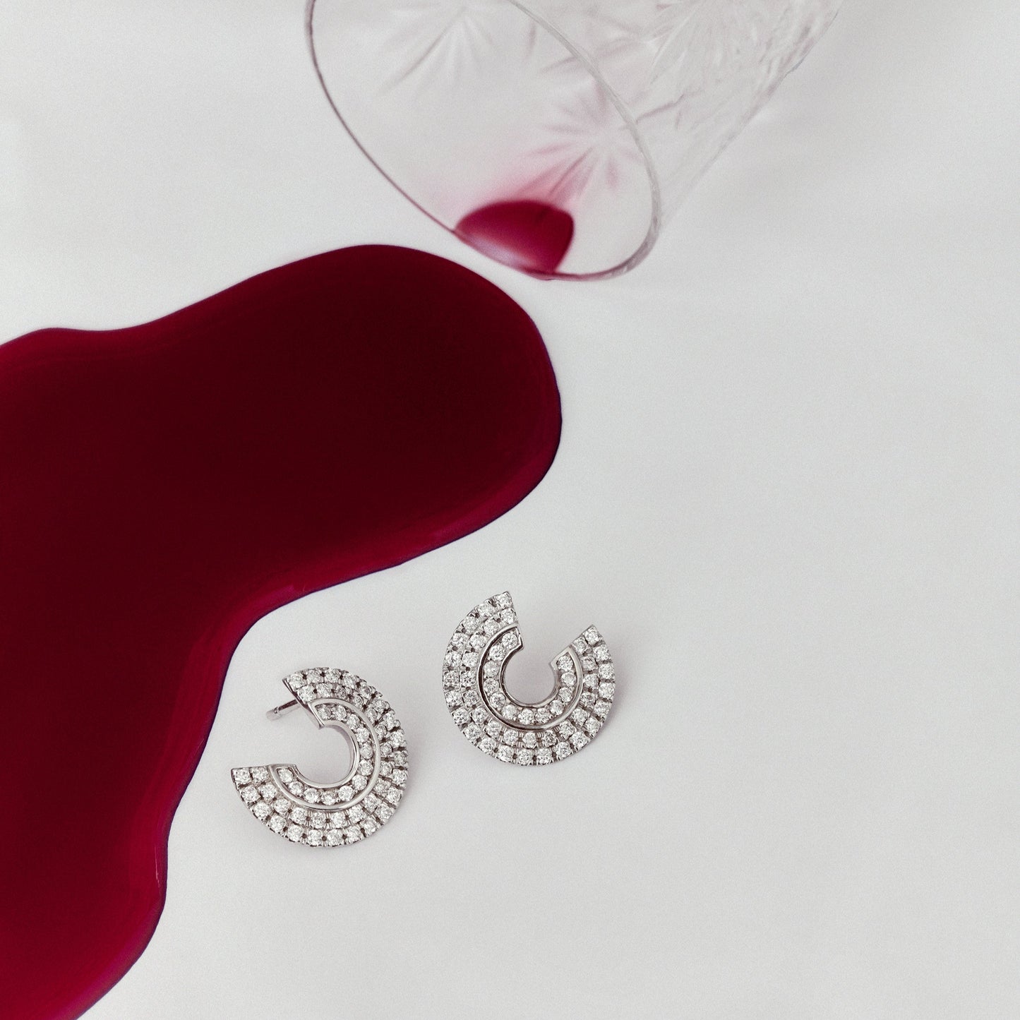 Brinco Arc | Brilhantes e Ouro Branco