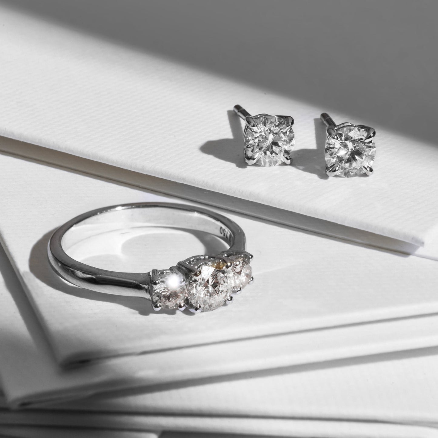 Anel Três Pedras 050 | Diamantes e Ouro Branco