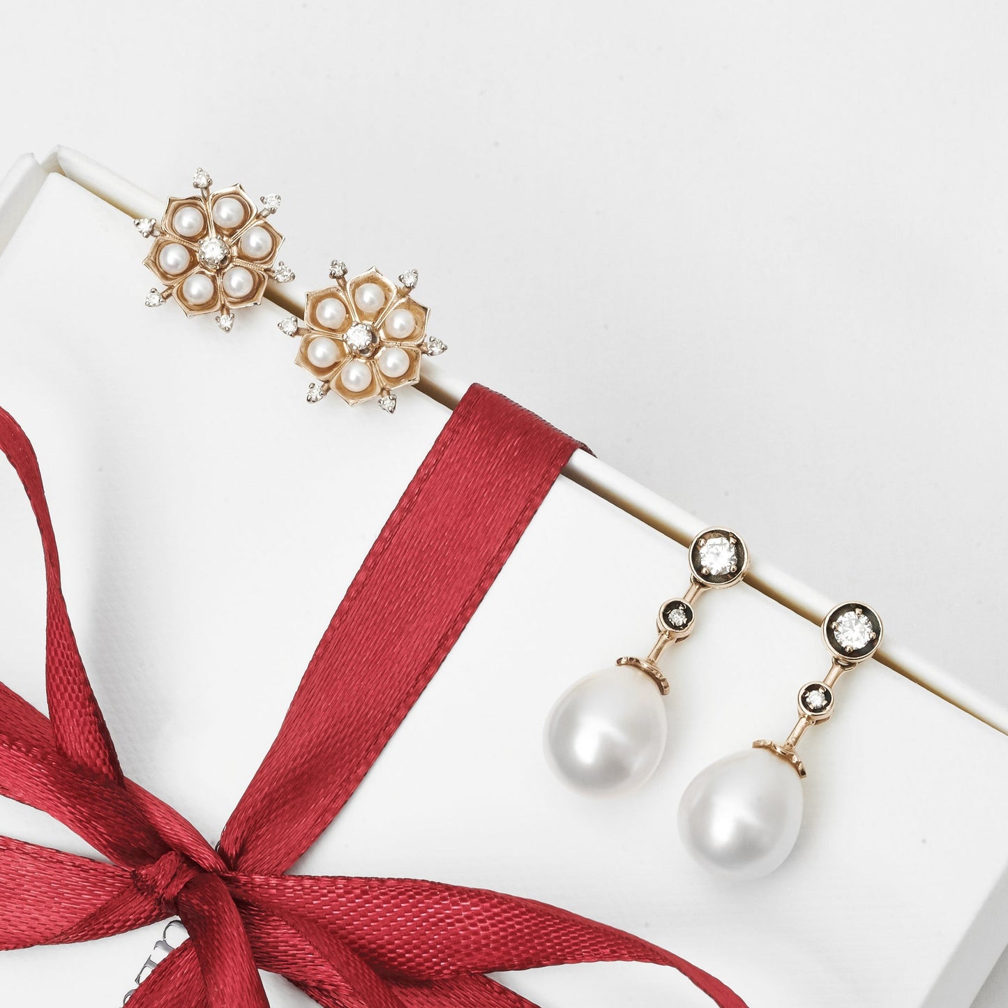 Brinco Dália | Pérolas, Ródio Negro e Brilhantes