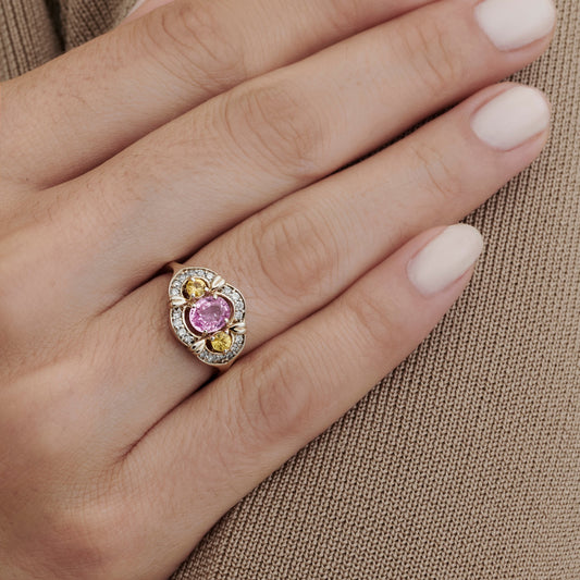 Anel Carolina | Safira Rosa, Safiras Amarelas, Ródio Negro e Brilhantes