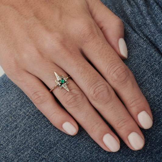 Anel Bellatrix | Esmeralda, Brilhantes e Ródio Negro