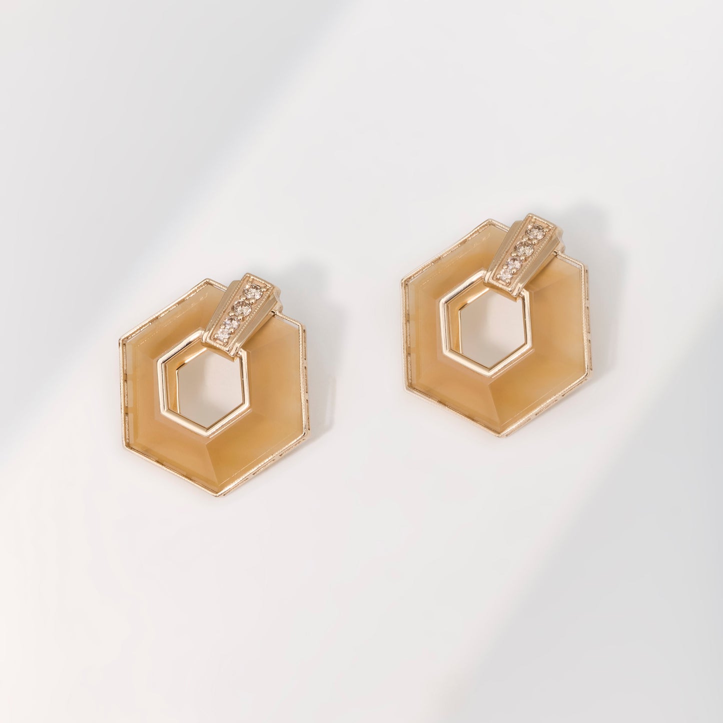 Brinco Finestra | Ágata, Diamantes Brown e Ouro Chamapanhe