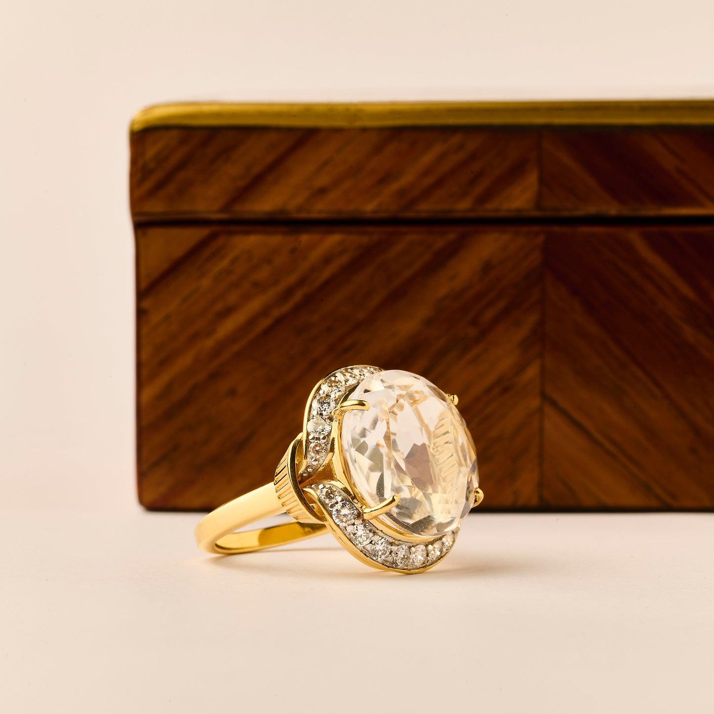 Anel Ocaso | Quartzo Incolor, Ouro Amarelo e Brilhantes