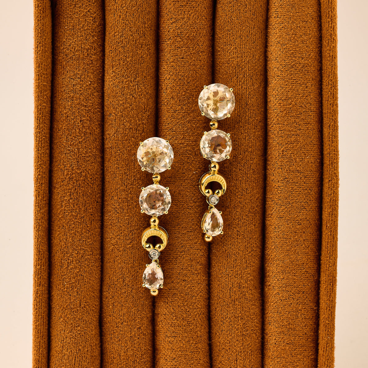 Brinco Soleá | Quartzo Incolor, Ouro Amarelo e Brilhantes