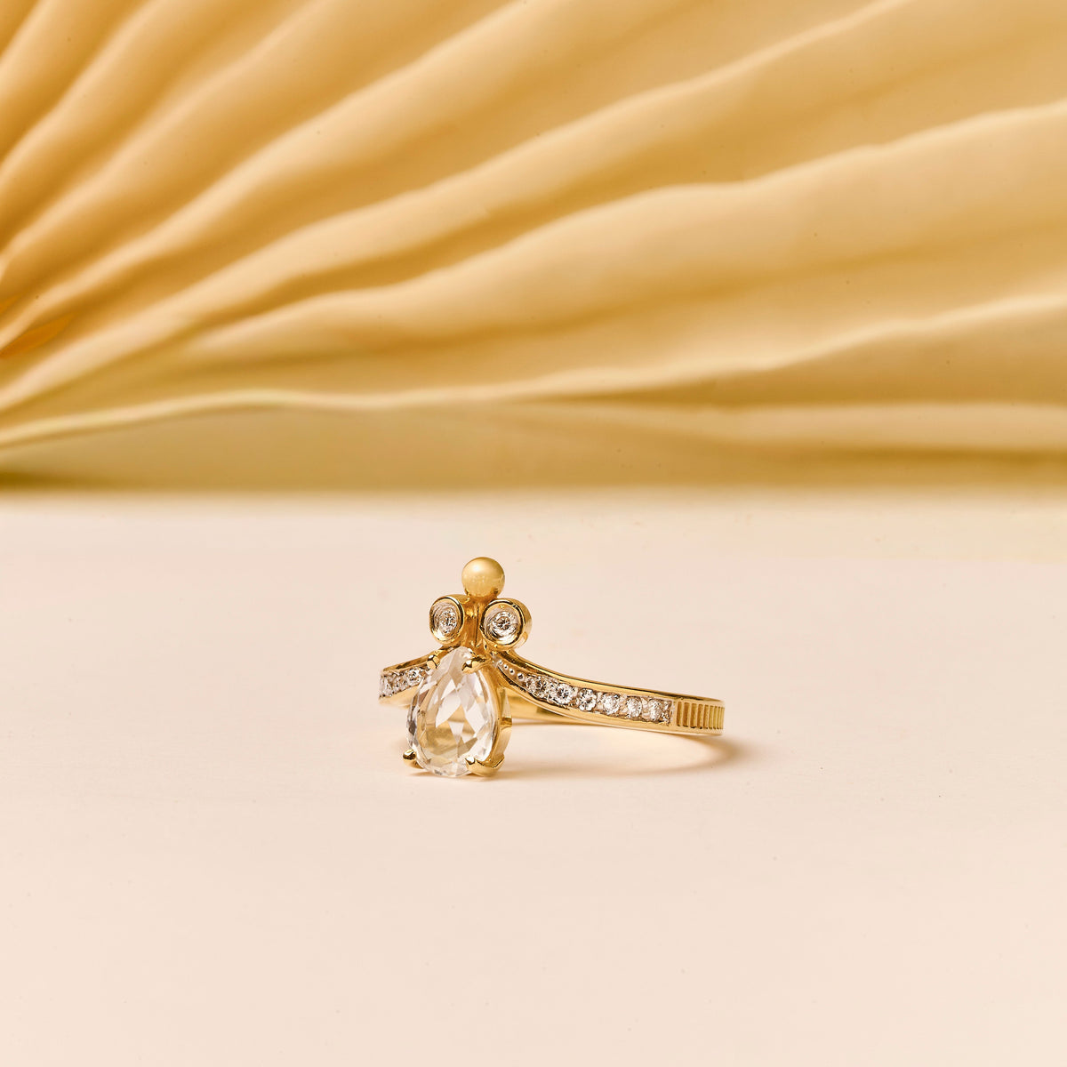 Anel Arcano | Quartzo Incolor, Ouro Amarelo e Brilhantes