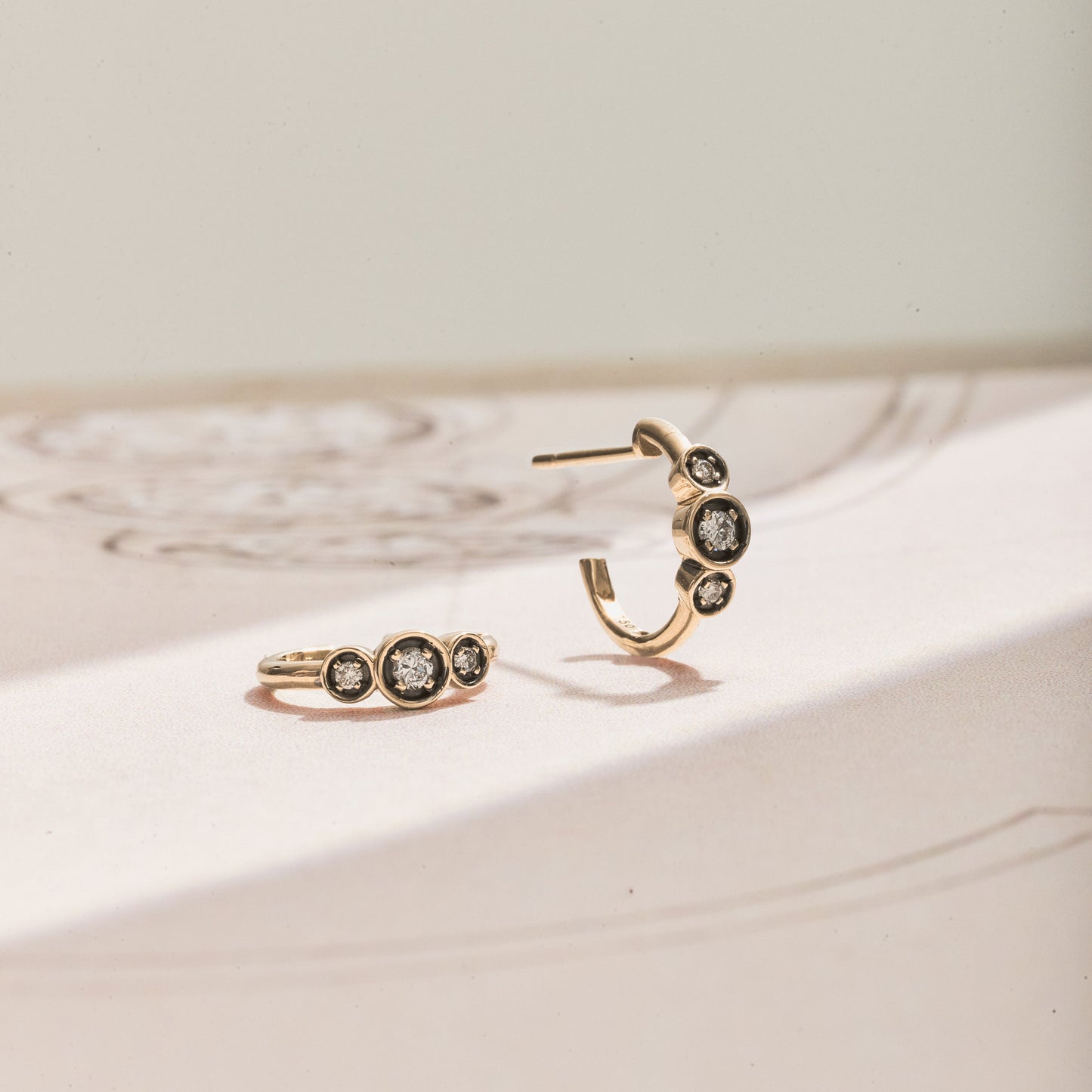 Argola Ayla | Ródio Negro e Brilhantes