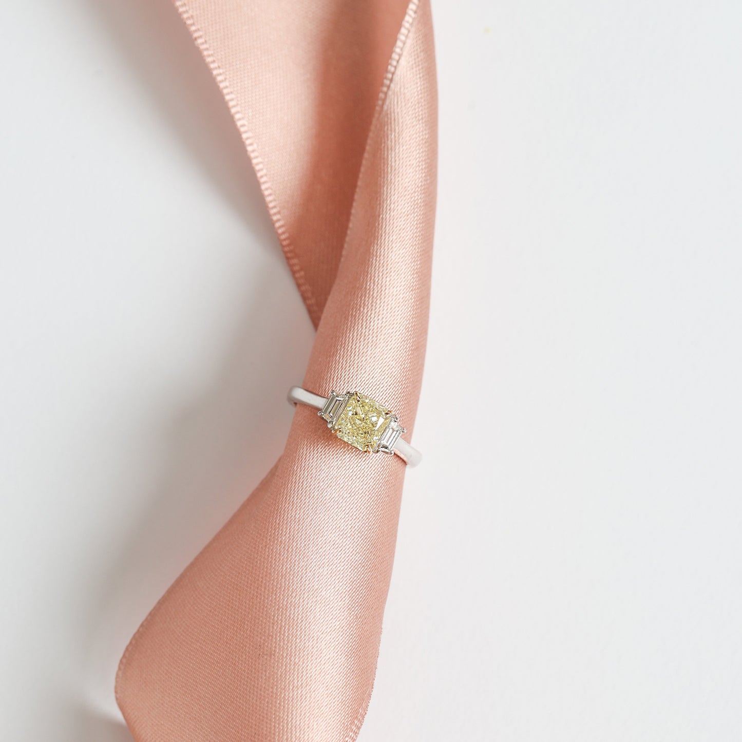 Anel Soleil | Diamante Fancy Yellow e Brilhantes