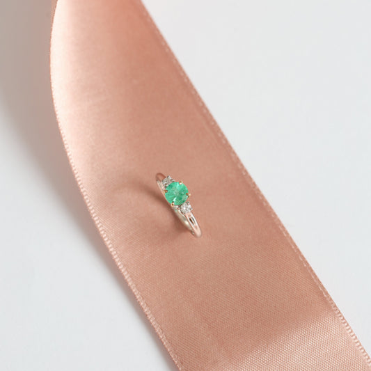 Anel Vénus | Esmeralda e Brilhantes