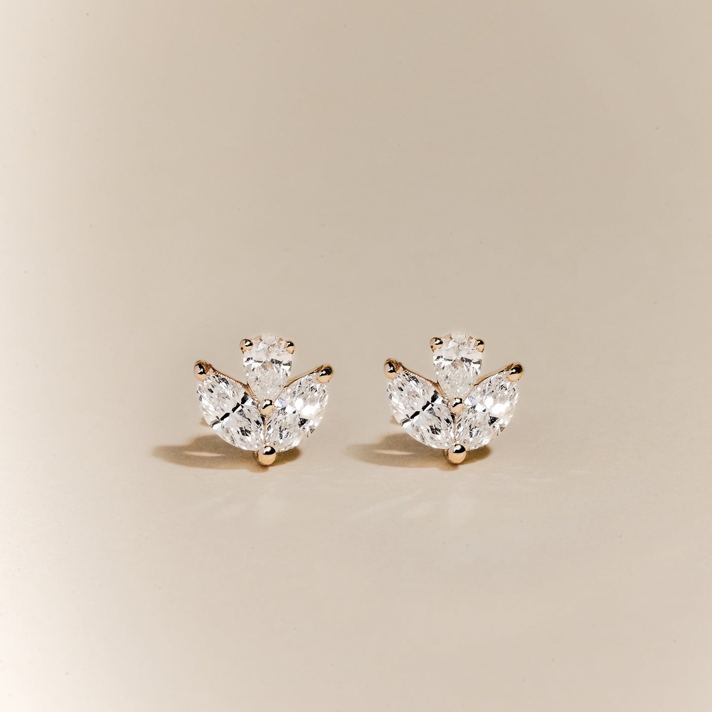 Brinco Lótus | Diamantes e Ouro Champanhe